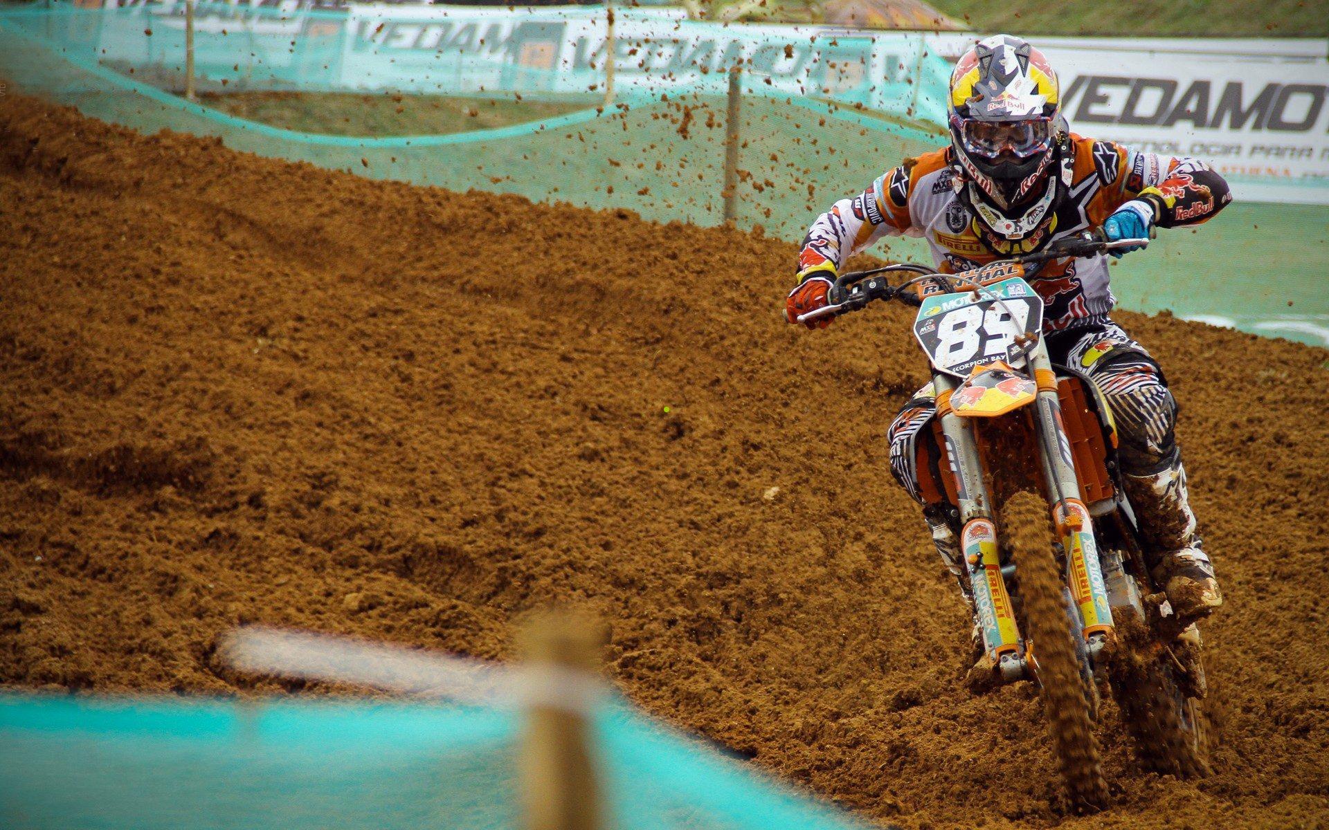 开云体育app-皮亚斯特里赛车速度全天候闪耀，矢志延续巅峰竞技状态